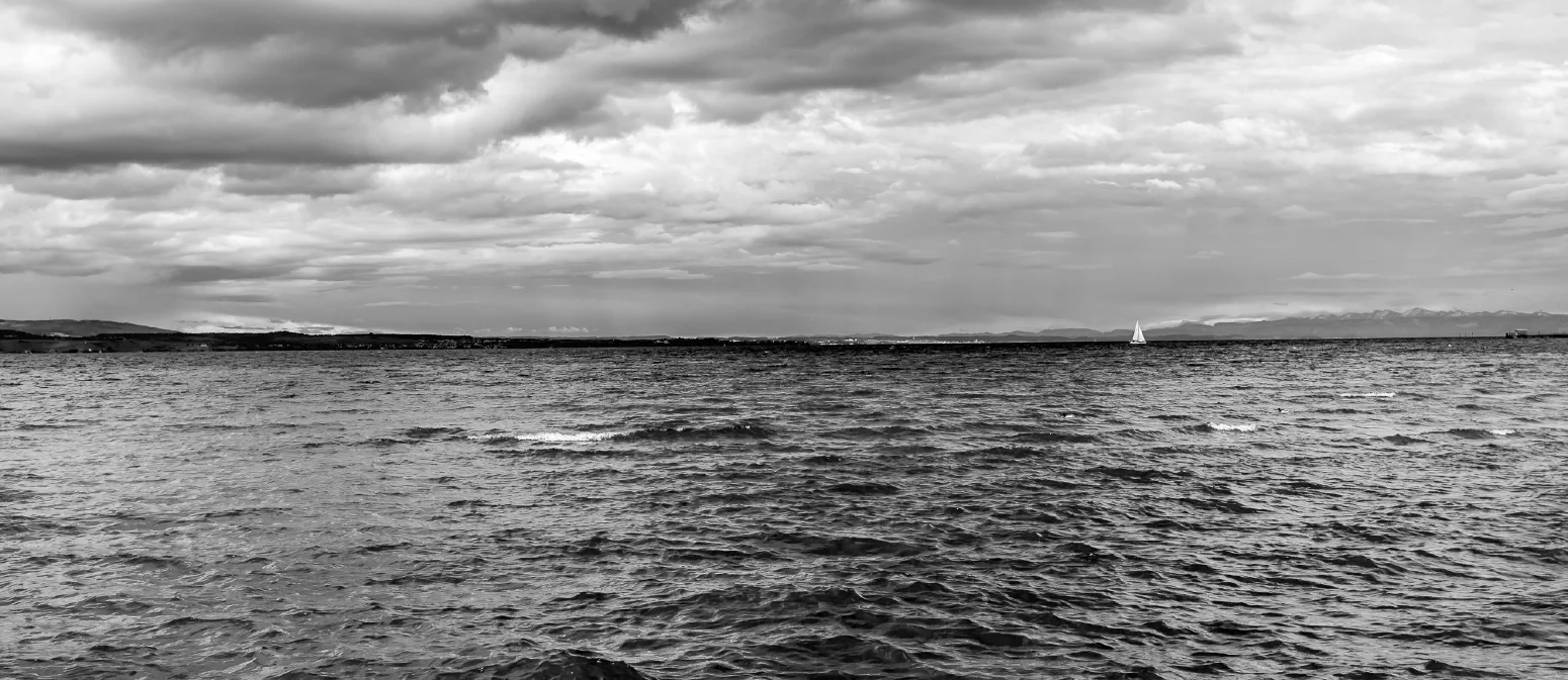 Stürmischer See. Bodensee, Surfplatz bei Kreuzlingen. Mai 2012