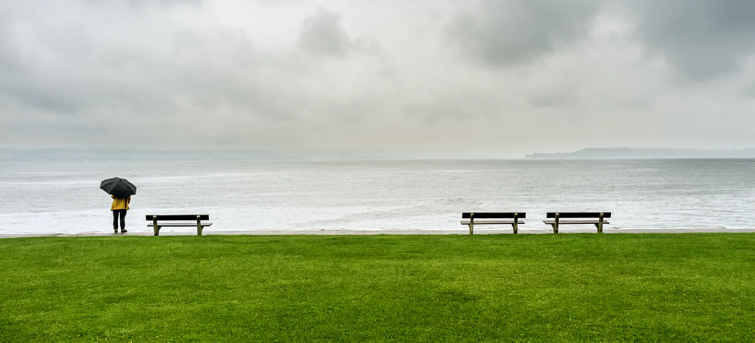 Blick auf den See. Uferpromenade, Meersburg, Deutschland. September 2012
